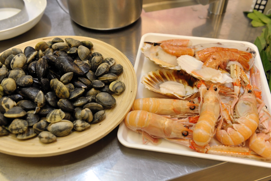 La ricetta di Enrico Cerea: conchiglioni ripieni nella sabbia con zuppa di pesce