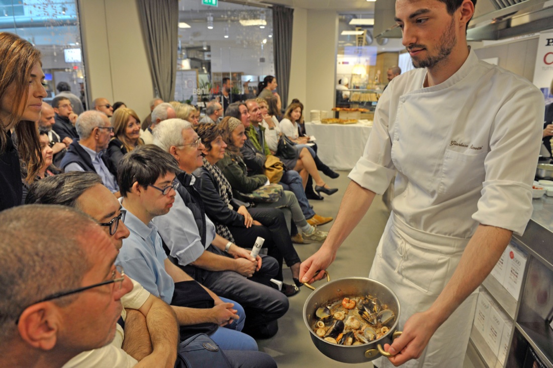 La ricetta di Enrico Cerea: conchiglioni ripieni nella sabbia con zuppa di pesce