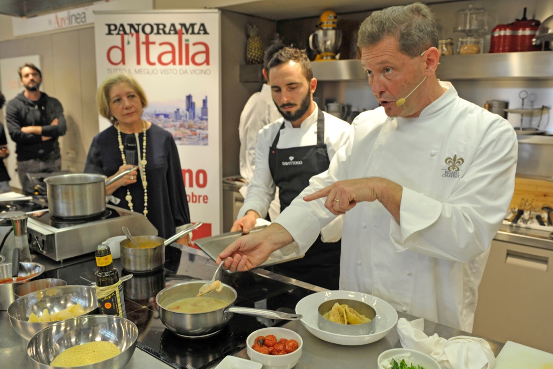 La ricetta di Enrico Cerea: conchiglioni ripieni nella sabbia con zuppa di pesce