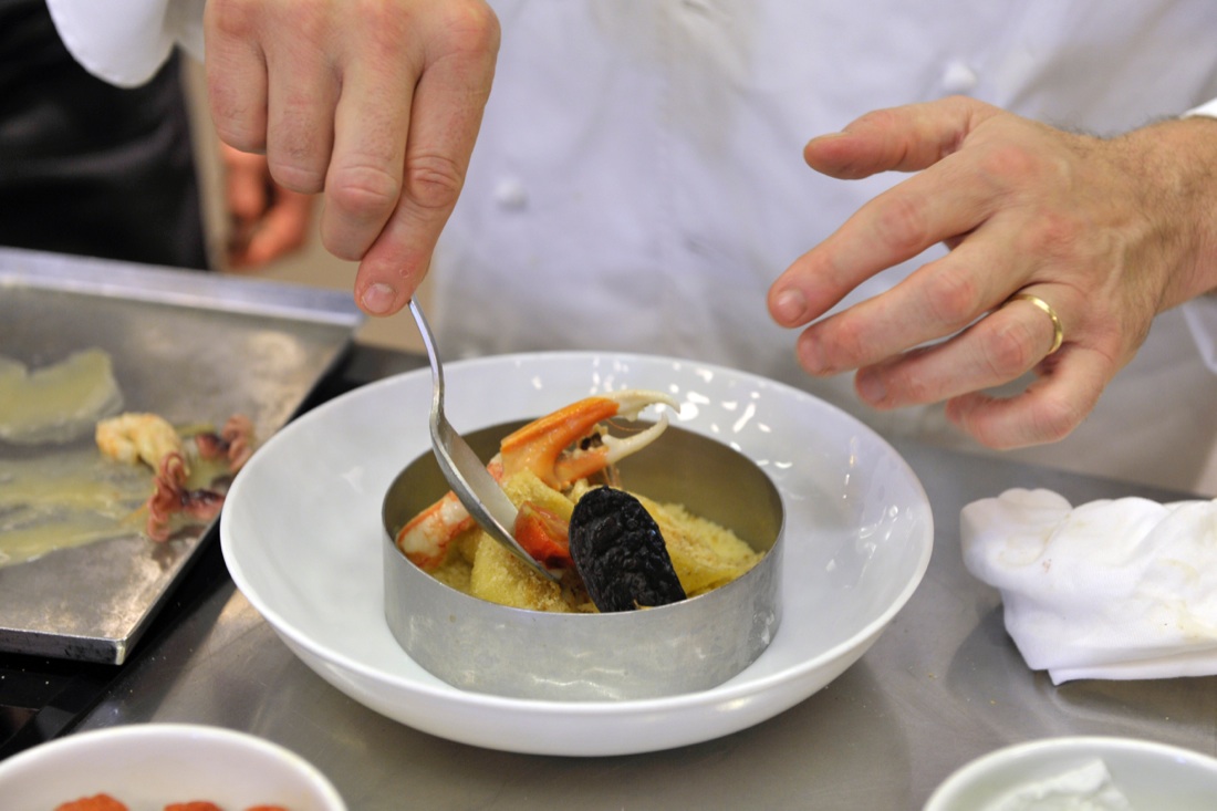 La ricetta di Enrico Cerea: conchiglioni ripieni nella sabbia con zuppa di pesce