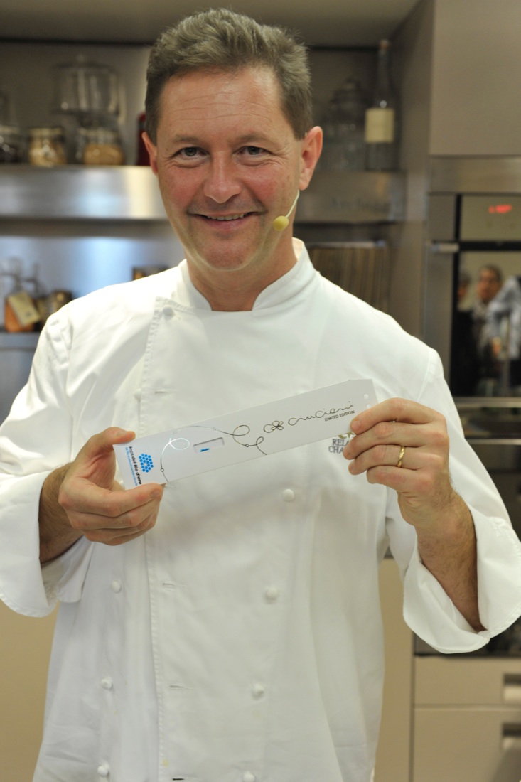 La ricetta di Enrico Cerea: conchiglioni ripieni nella sabbia con zuppa di pesce