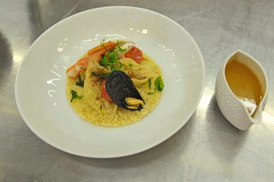 La ricetta di Enrico Cerea: conchiglioni ripieni nella sabbia con zuppa di pesce