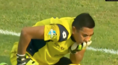 Calcio, Indonesia: portiere muore dopo scontro con un compagno | video