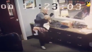 Bambina viene adottata. La reazione alla notizia è virale | video