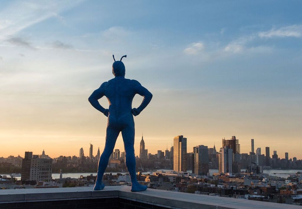 The Tick: foto e trailer del nuovo supereroe della tv The Tick: foto e trailer del nuovo supereroe della tv