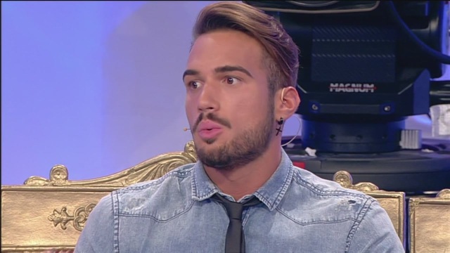 Uomini e Donne: scoppia la lite tra i corteggiatori di Alex Uomini e Donne: scoppia la lite tra i corteggiatori di Alex