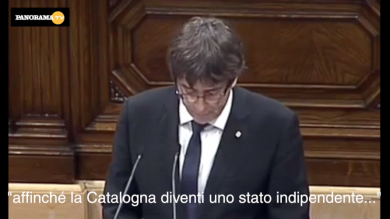 Puigdemont sospende l’indipendenza della Catalogna | discorso video