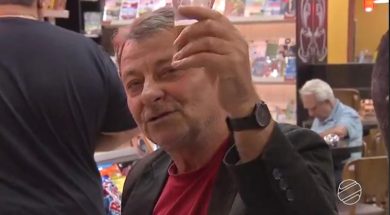 Cesare Battisti libero, il brindisi con una birra | video