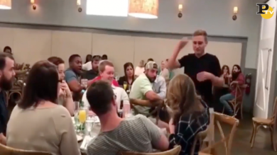 Proposta di matrimonio choc alla fidanzata che lo tradiva | video