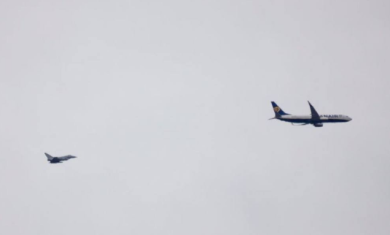 Allarme bomba: volo Ryanair scortato da Jet a Londra | video