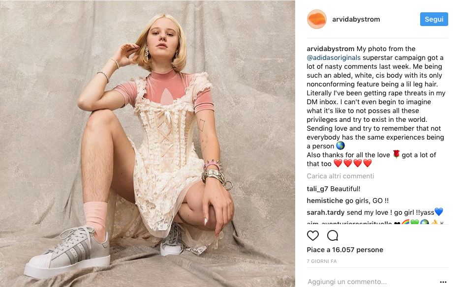 Adidas sceglie una modella non depilata e scattano gli insulti