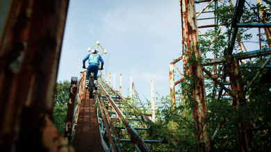In moto sulle montagne russe (abbandonate) di Greenland, a Milano | video