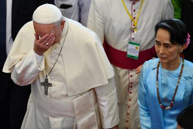 Papa Francesco incontra San Suu Kyi in Myanmar | video