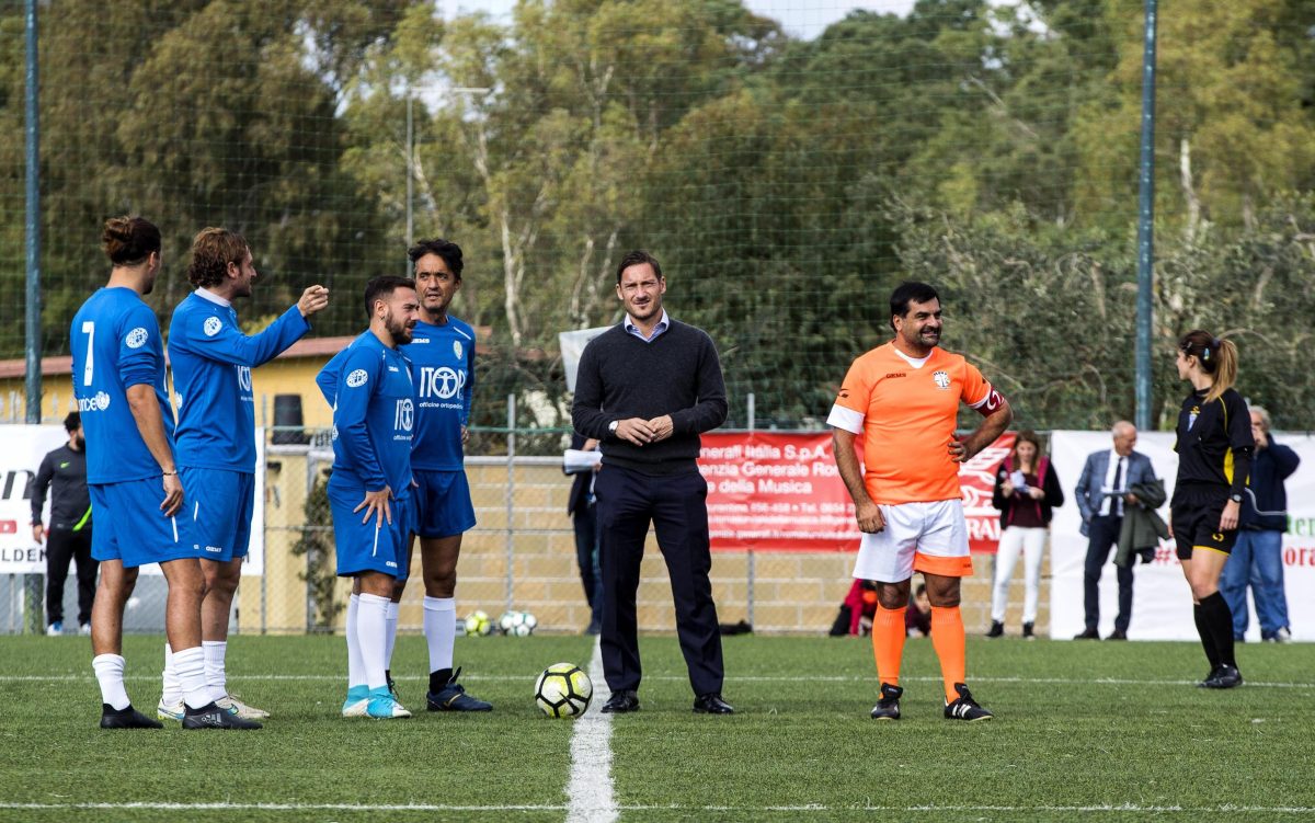 Galleria foto 'Ostia: Totti in campo contro la violenza sulle donne – Foto' - foto 6