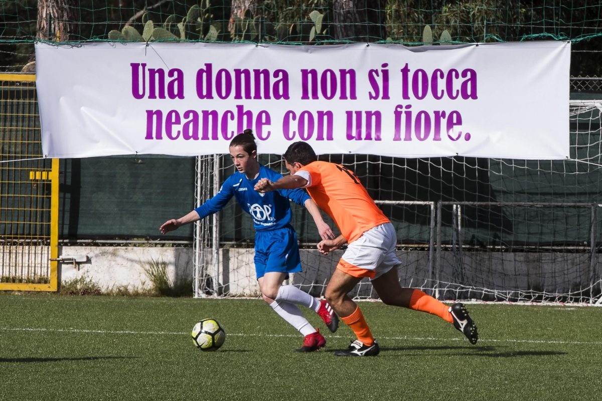 Galleria foto 'Ostia: Totti in campo contro la violenza sulle donne – Foto' - foto 7