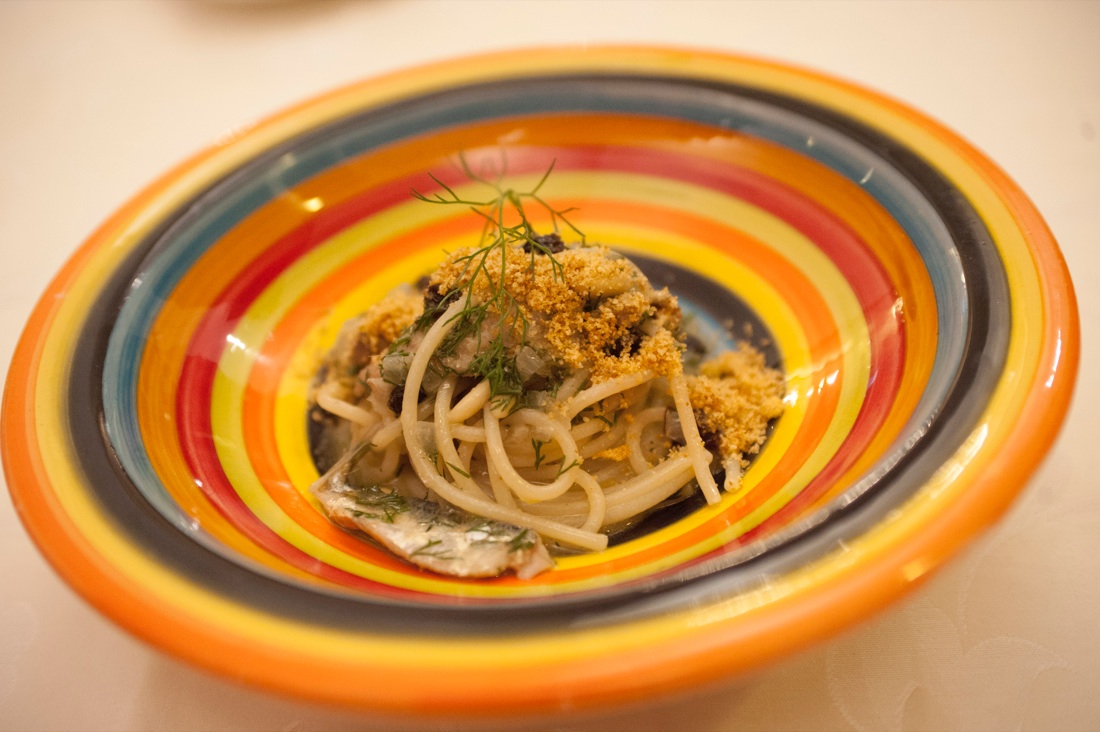 Lo spaghettone alle sarde, finocchietto e pane abbrustolito di Peppe Venezia