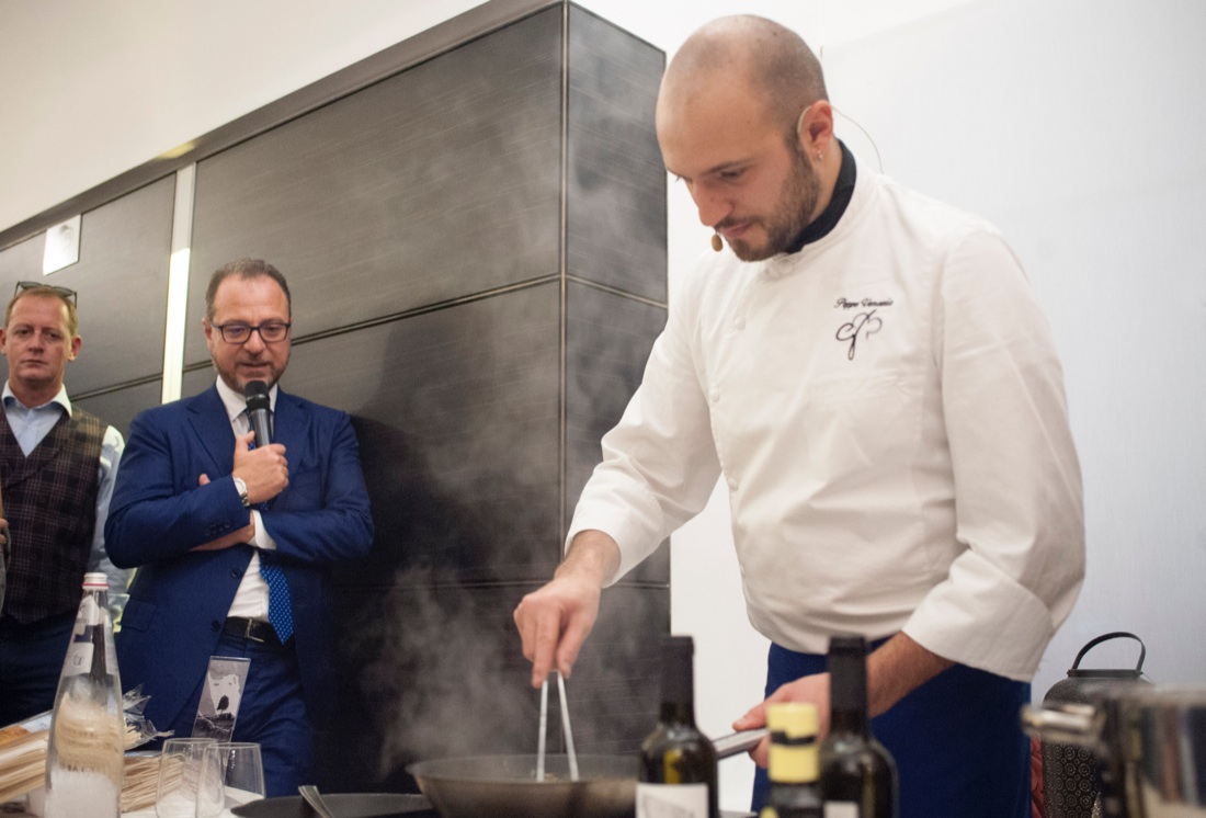 Lo spaghettone alle sarde, finocchietto e pane abbrustolito di Peppe Venezia