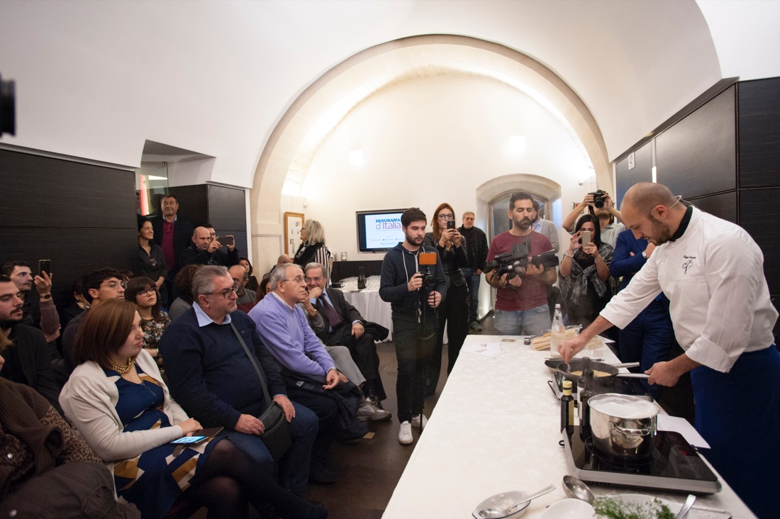 Lo spaghettone alle sarde, finocchietto e pane abbrustolito di Peppe Venezia