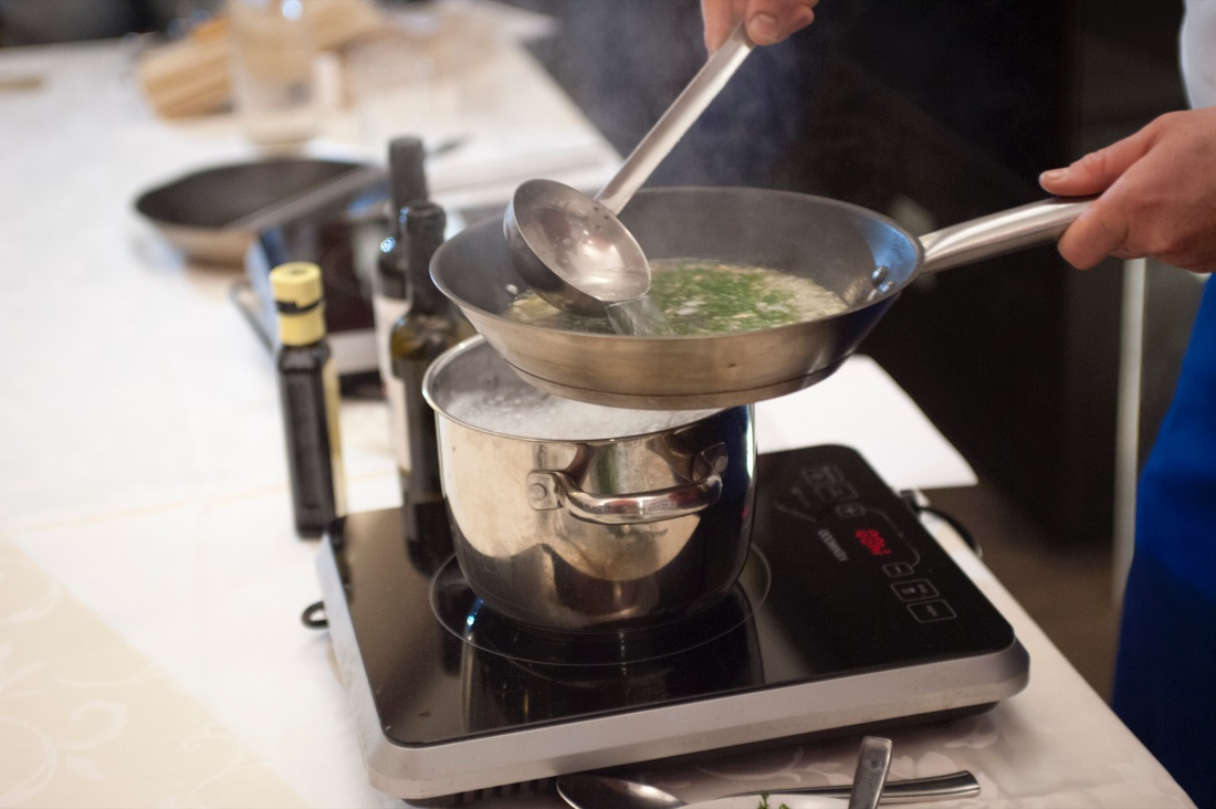 Lo spaghettone alle sarde, finocchietto e pane abbrustolito di Peppe Venezia