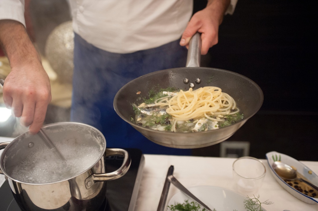 Lo spaghettone alle sarde, finocchietto e pane abbrustolito di Peppe Venezia