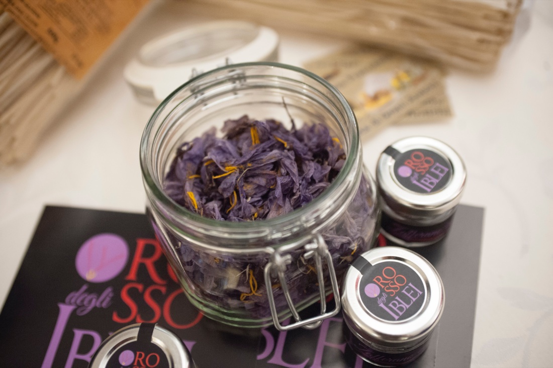 Lo spaghettone alle sarde, finocchietto e pane abbrustolito di Peppe Venezia