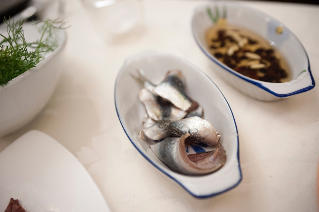 Lo spaghettone alle sarde, finocchietto e pane abbrustolito di Peppe Venezia