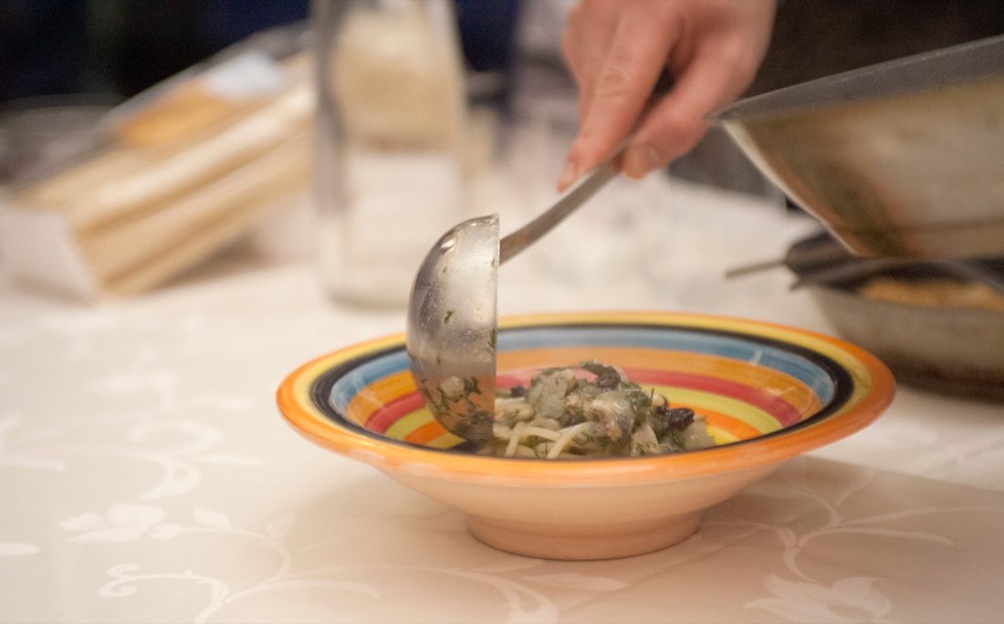 Lo spaghettone alle sarde, finocchietto e pane abbrustolito di Peppe Venezia