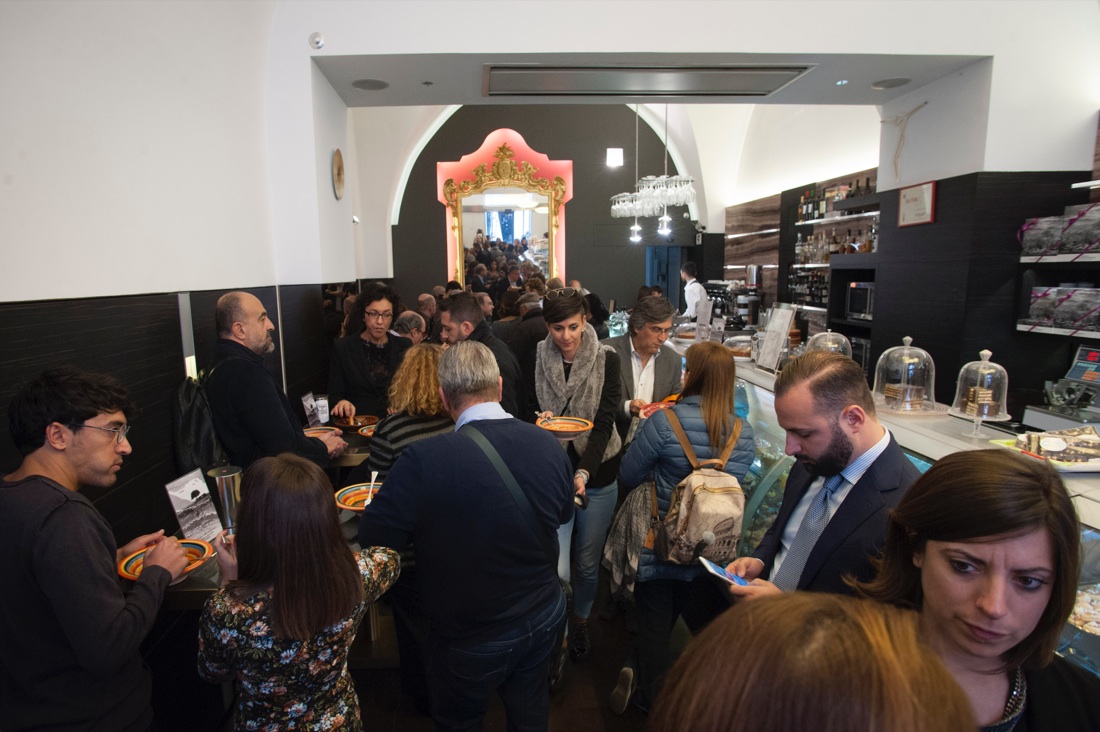 Lo spaghettone alle sarde, finocchietto e pane abbrustolito di Peppe Venezia