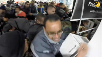 Black Friday: negozi presi d’assalto dalla gente | video