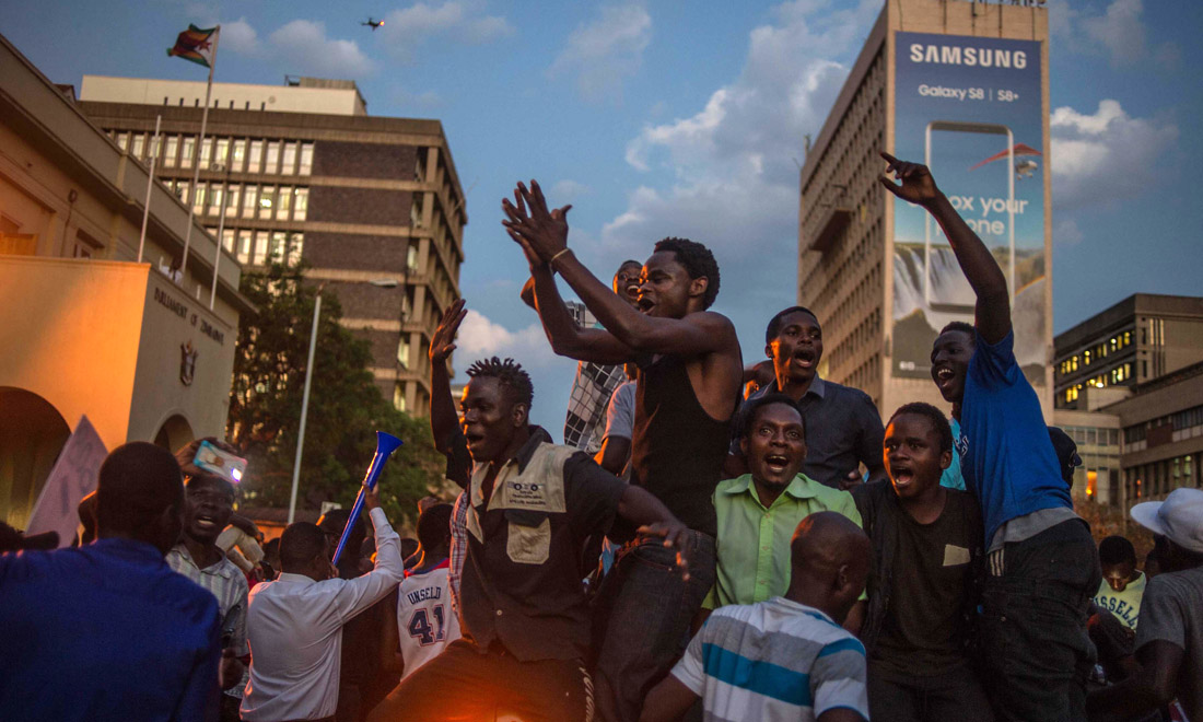 Zimbabwe in festa per le dimissioni del presidente Robert Mugabe – Foto Zimbabwe in festa per le dimissioni del presidente Robert Mugabe – Foto