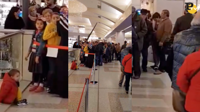 Fila da record per una fetta di torta gratis al centro commerciale | video