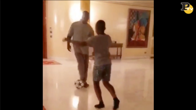 Seedorf ed il dribbling incredibile al figlio con il pallone a casa | video