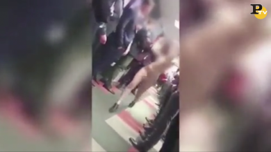 Polonia: ragazza sfila nuda tra i colleghi in un call center | video