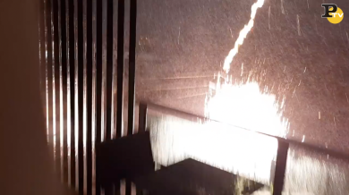 Australia: fulmine sfiora di pochi metri un uomo in un hotel | video