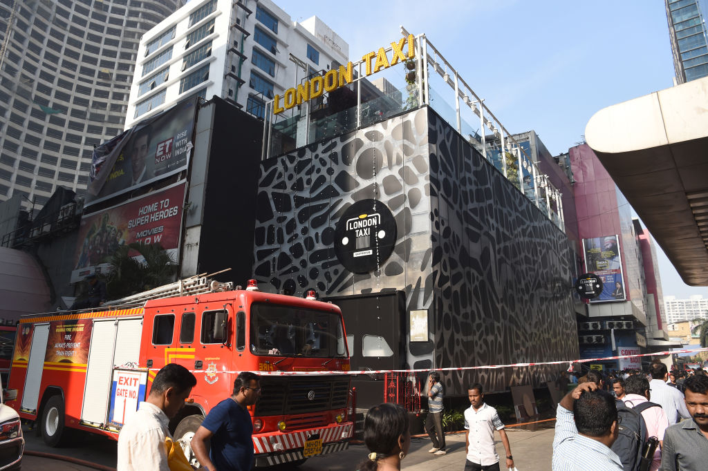 Mumbai, incendio alla festa di compleanno: le foto