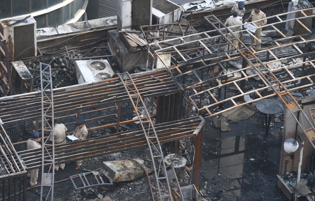 Mumbai, incendio alla festa di compleanno: le foto