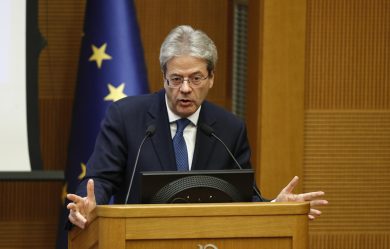 Il discorso di Gentiloni: “Il Governo non tira i remi in barca”