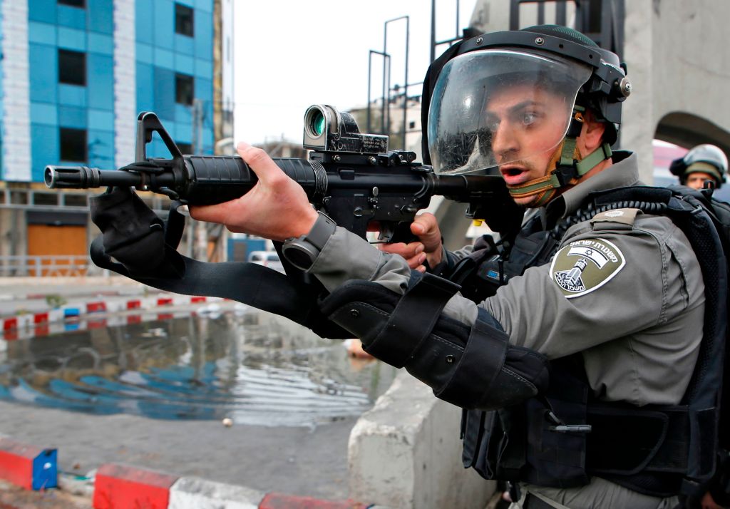 Israliani contro palestinesi: le foto degli scontri