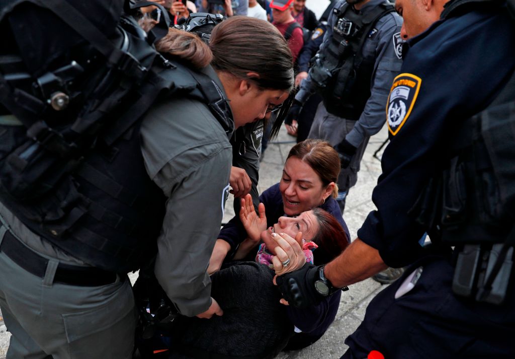 Israliani contro palestinesi: le foto degli scontri