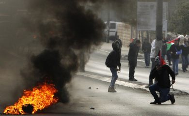 Israliani contro palestinesi: le foto degli scontri