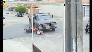 Brasile: motociclista investito da un furgone. Salvo per miracolo | video