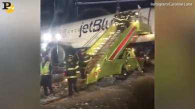 Boston: aereo atterra fuori pista per il ghiaccio | video