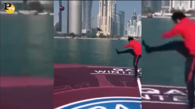 Neymar e la scarpa che finisce in mare | video
