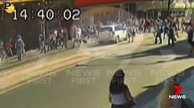 Attentato Melbourne: suv travolge i pedoni. Il video dello schianto