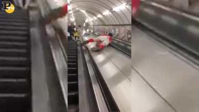 Ubriaco in metropolitana scivola sulle scale mobili | video