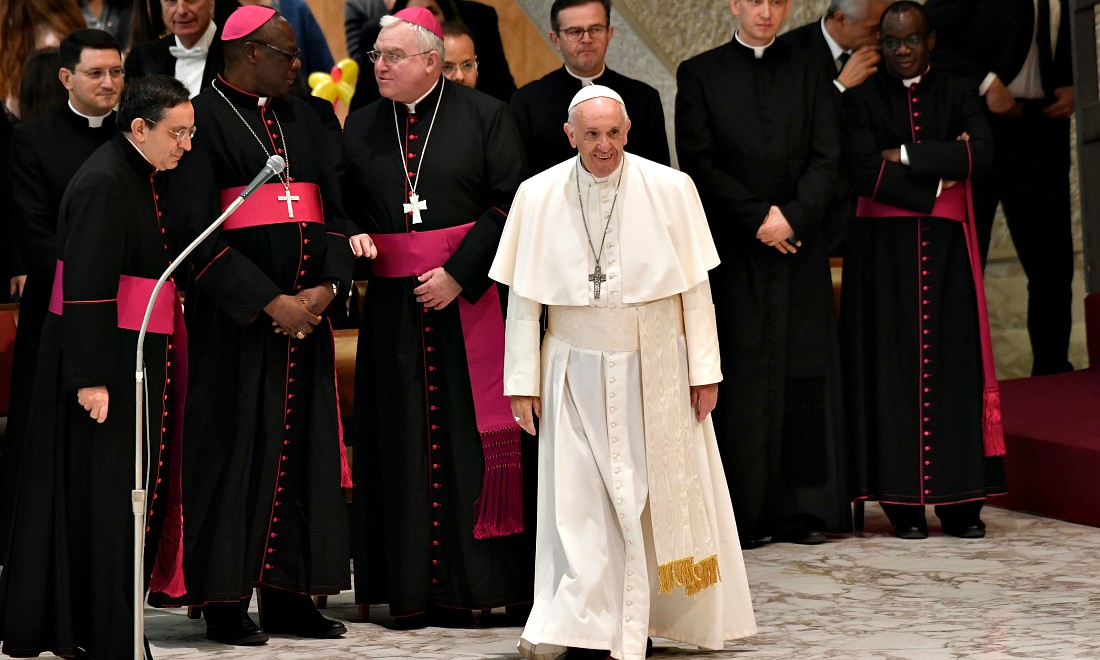 Papa Francesco contro i burocrati vaticani che hanno tradito la fiducia