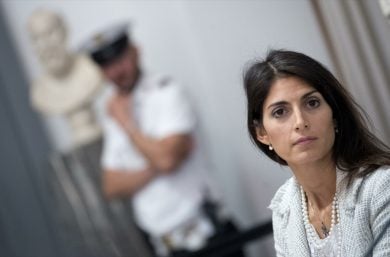 Perché Virginia Raggi scappa da Roma