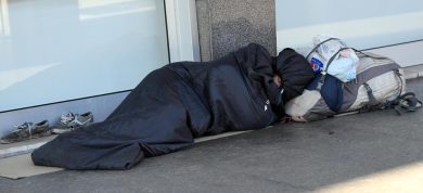 In un’Italia sempre più povera il sindaco vieta l’elemosina