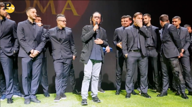 Venditti canta (sbagliando) l’inno della Roma. E Totti ride | video