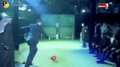Totti calcio di rigore contro il portiere robot a Riad | video
